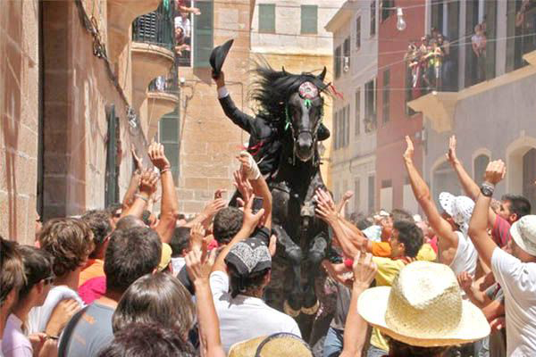 Transporte para grupos a las fiestas populares de Menorca