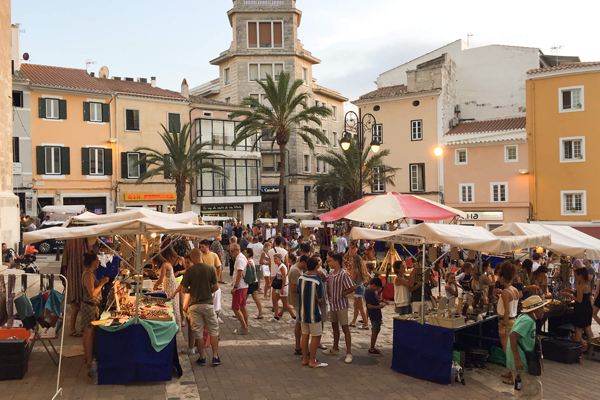 Minibús para rutas de compras y mercadillos en Menorca